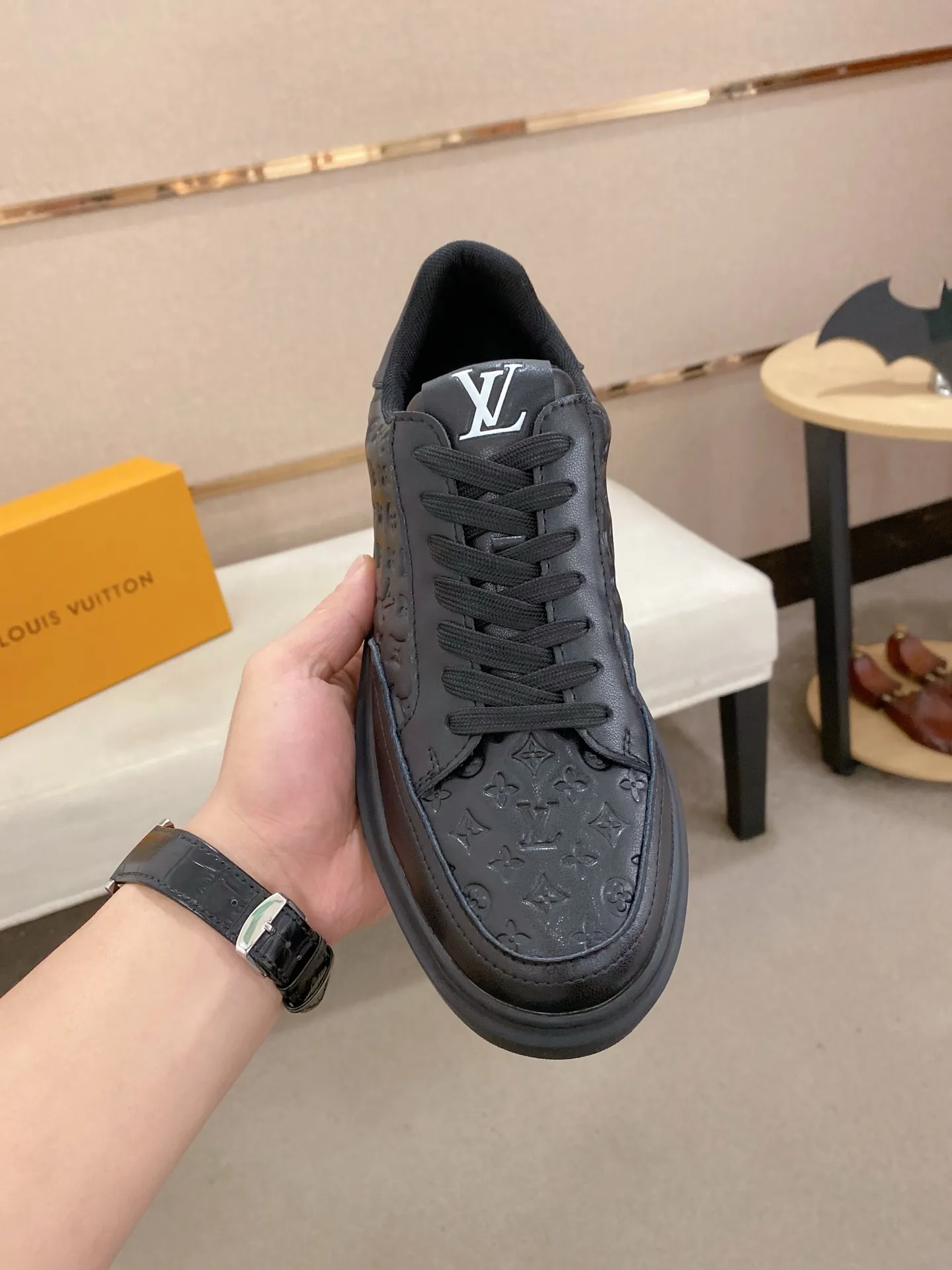 Men's shoes💰:420💰🇮🇹🇮🇹LV Louis Vuitton. The latest trendy casual shoes are popular in physical stores in sizes 38-44. New spring and summer comfortable imported custom original cowhide, unique jacquard fabric element design. Paired with sheepskin lining, Lv original bottom, [taiyang][taiyang] high-end packaging and high quality💪Details determine the quality, you can enter and leave the counter at will, welcome to compare🇮🇹
